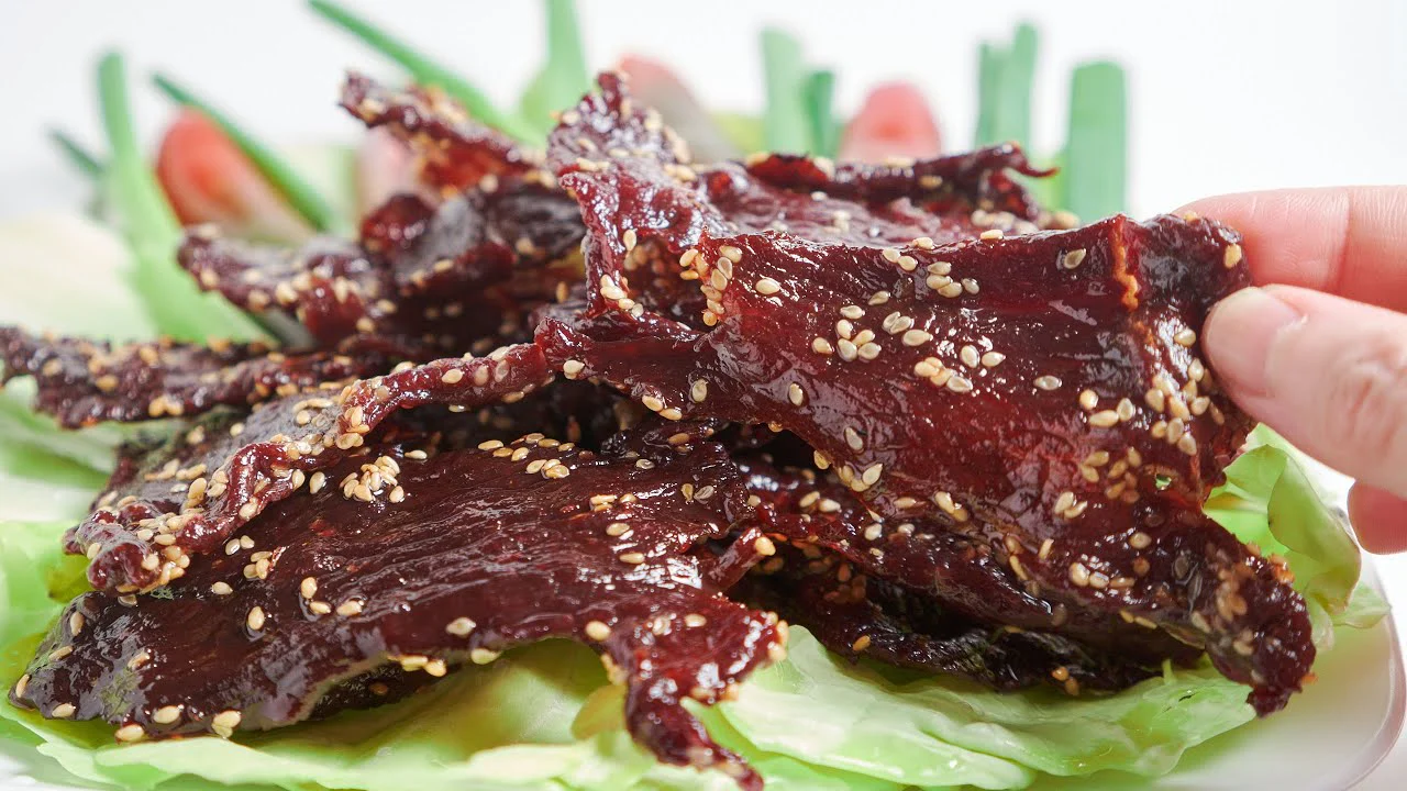 Sesame Sweet Beef Jerky - Khô bò ướp nước trái cây có mè cay ít. - 0.5 lb - Image 3