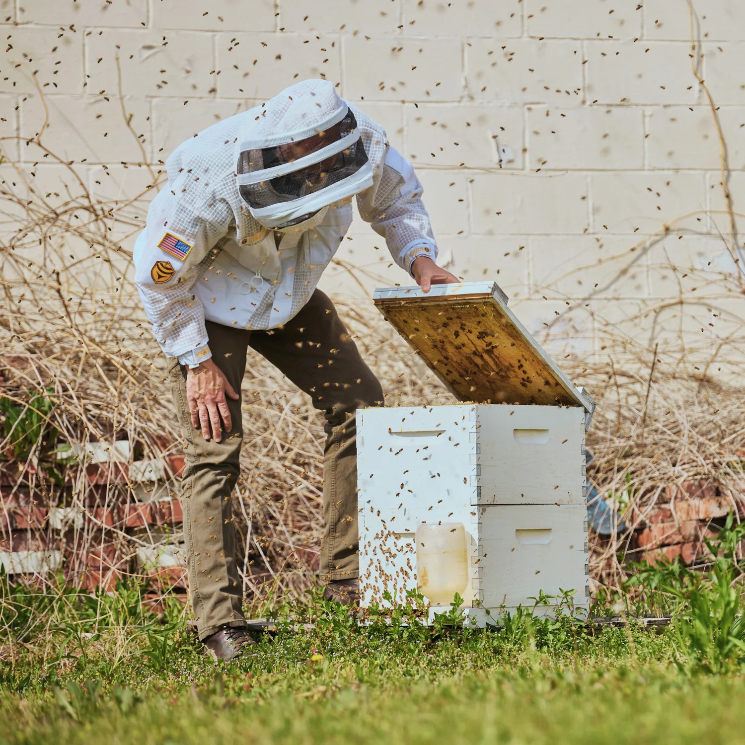 Professional Three Layer Ventilated Beekeeping Jacket - Image 6